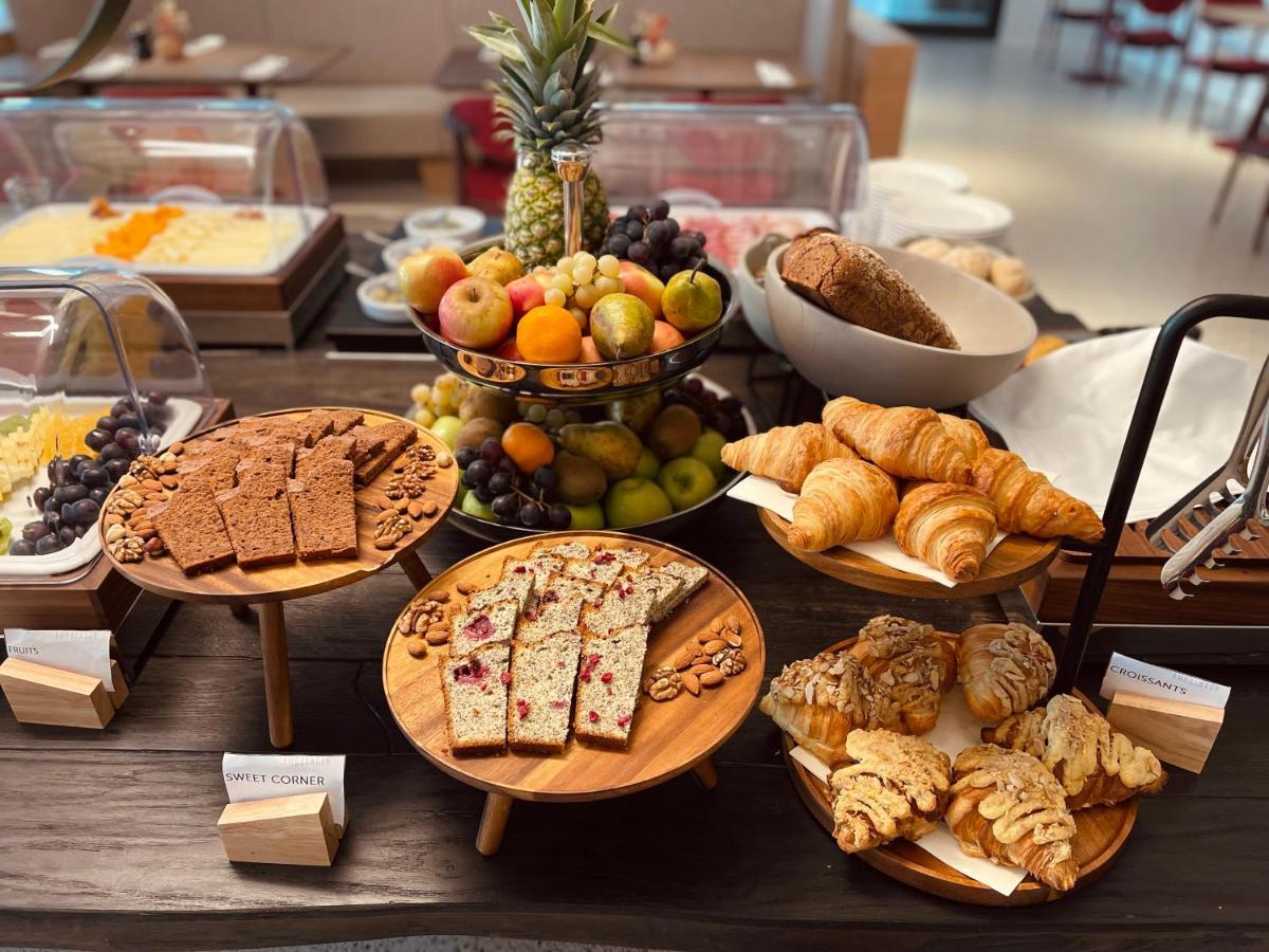 Hotel Ambasador Split Ngoại thất bức ảnh A selection of breakfast items at a hotel